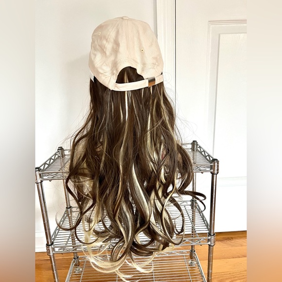 long Brown Highlights Blonde wavy wig wz Beige Baseball Cap Adjustable. 2 in 1 - Picture 1 of 11